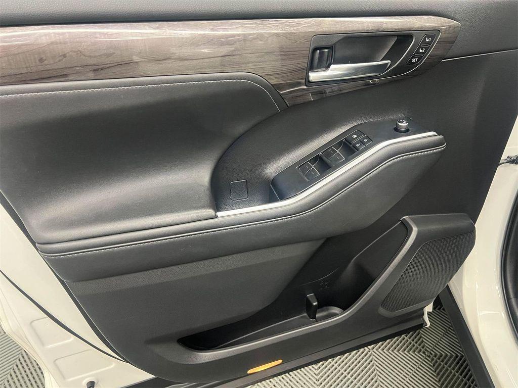 2020 Blizzard Pearl Toyota Highlander Hybrid