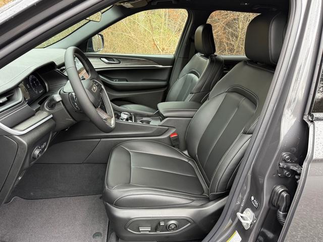 new 2026 Jeep Grand Cherokee car, priced at $47,690