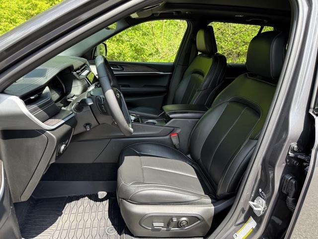 used 2025 Jeep Grand Cherokee car, priced at $42,999