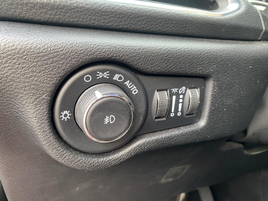 used 2025 Chrysler Pacifica car, priced at $33,399