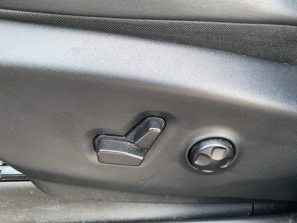 used 2025 Chrysler Pacifica car, priced at $33,399