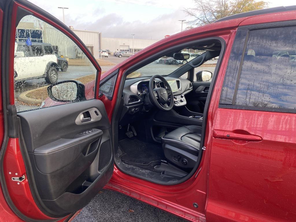 used 2025 Chrysler Pacifica car, priced at $33,399