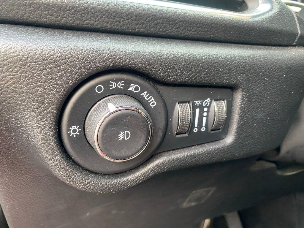 used 2025 Chrysler Pacifica car, priced at $31,998