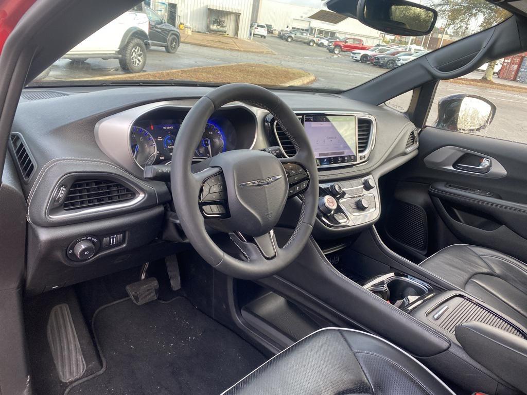 used 2025 Chrysler Pacifica car, priced at $33,399