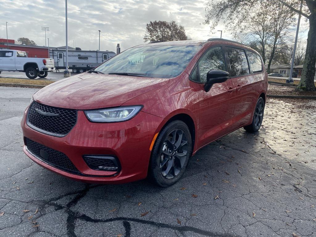 used 2025 Chrysler Pacifica car, priced at $33,399