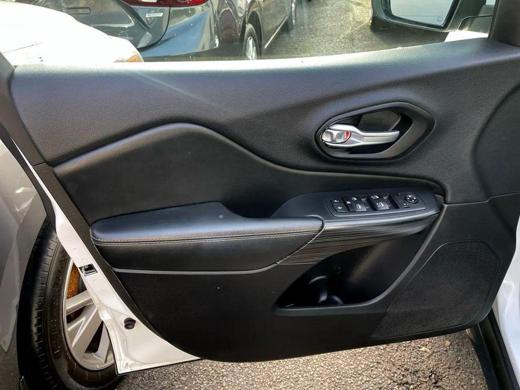 Bright White Clearcoat 2016 Jeep Cherokee Limited