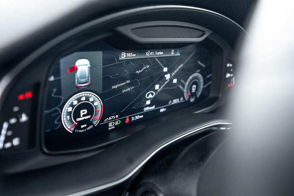 Audi Q8 view 11