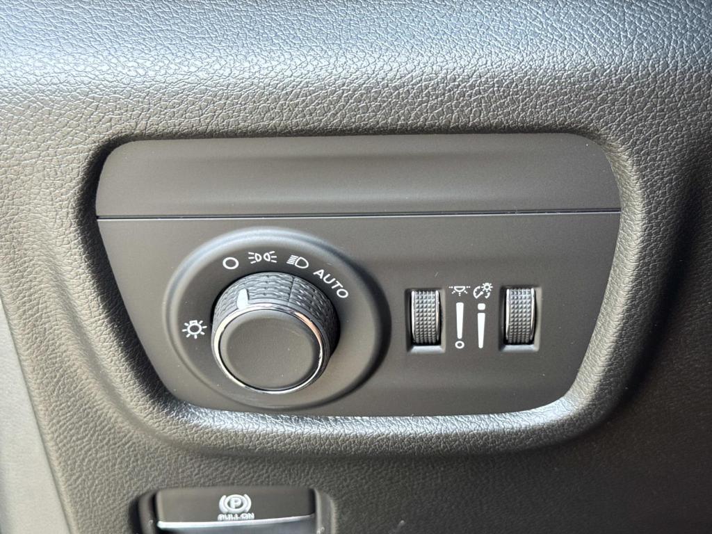 new 2026 Jeep Grand Cherokee car, priced at $37,080