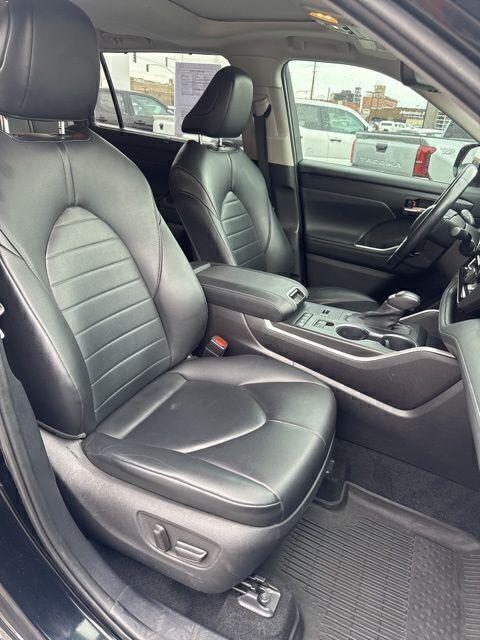 used 2021 Toyota Highlander Hybrid car, priced at $30,595