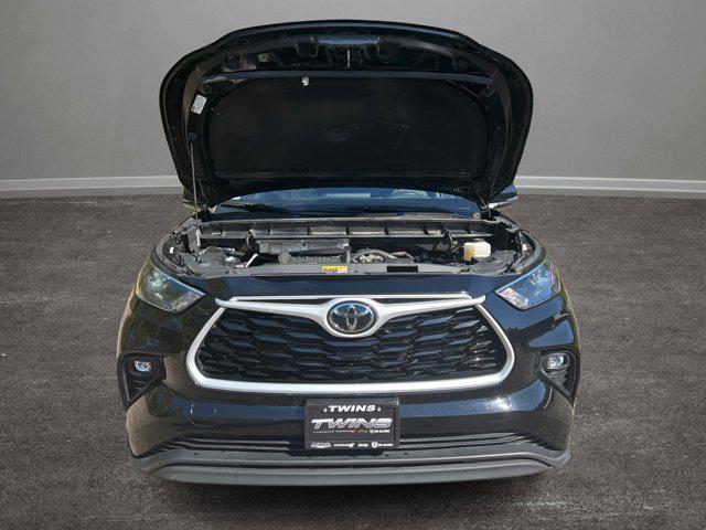 used 2024 Toyota Highlander car, priced at $28,600