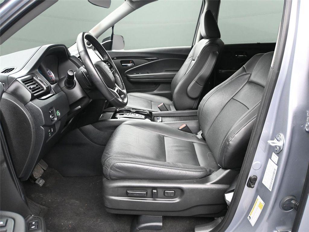 2022 Lunar Silver Metallic Honda Pilot