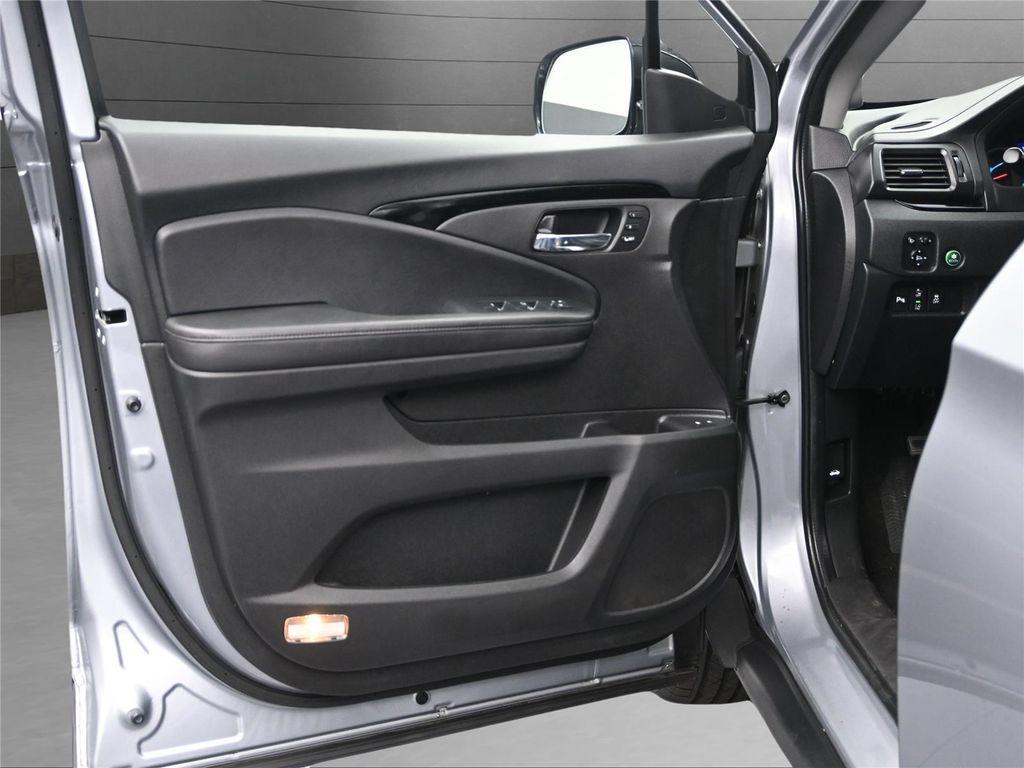 2022 Lunar Silver Metallic Honda Pilot