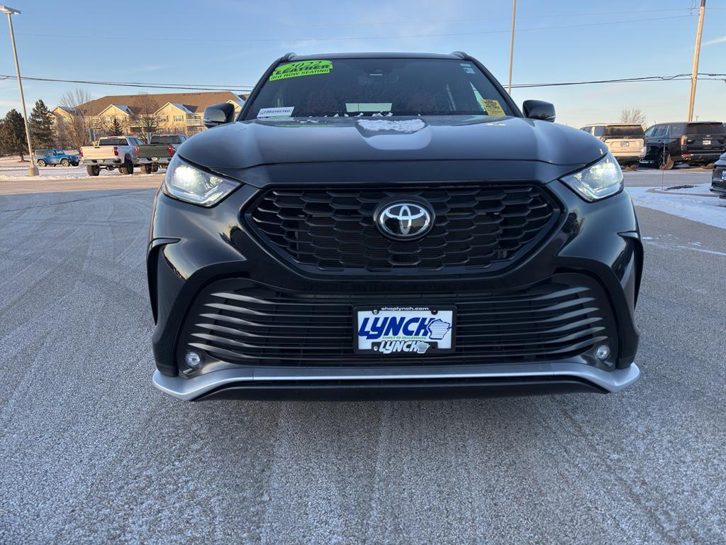 used 2022 Toyota Highlander car, priced at $38,381