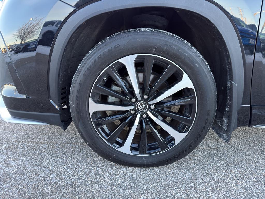 used 2022 Toyota Highlander car, priced at $38,381