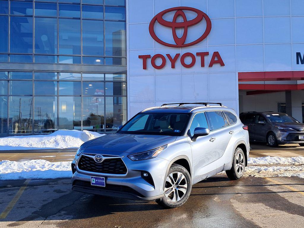 used 2022 Toyota Highlander Hybrid car, priced at $36,500