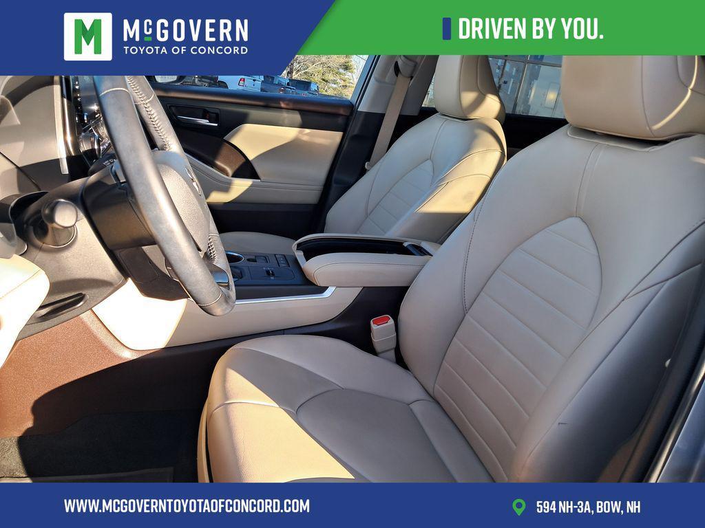 used 2022 Toyota Highlander Hybrid car, priced at $36,500