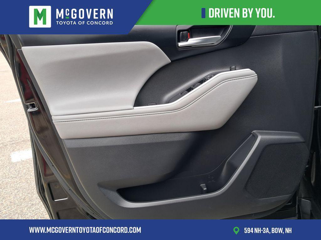 used 2021 Toyota Highlander car, priced at $26,700