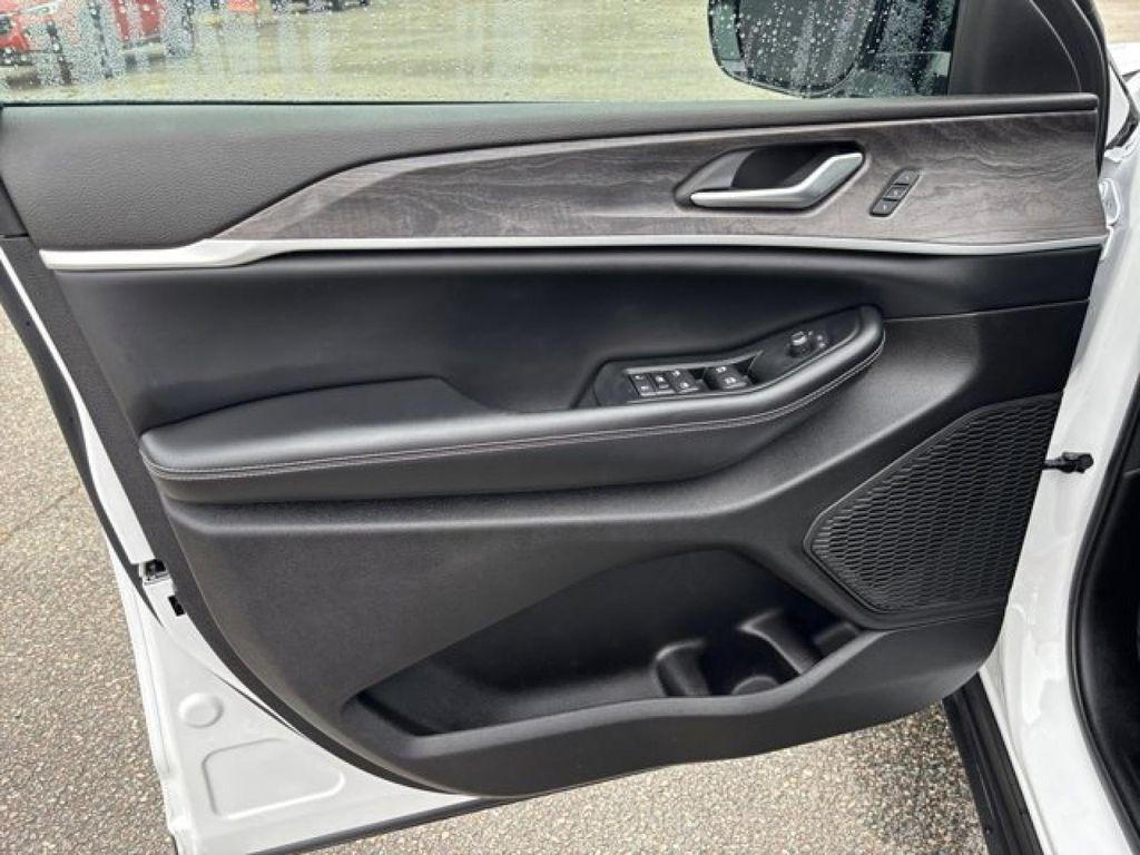 used 2024 Jeep Grand Cherokee car, priced at $38,995