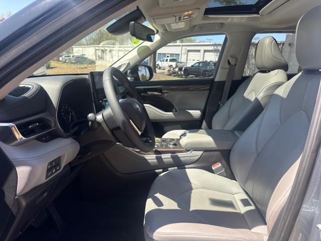 used 2021 Toyota Highlander car, priced at $32,963