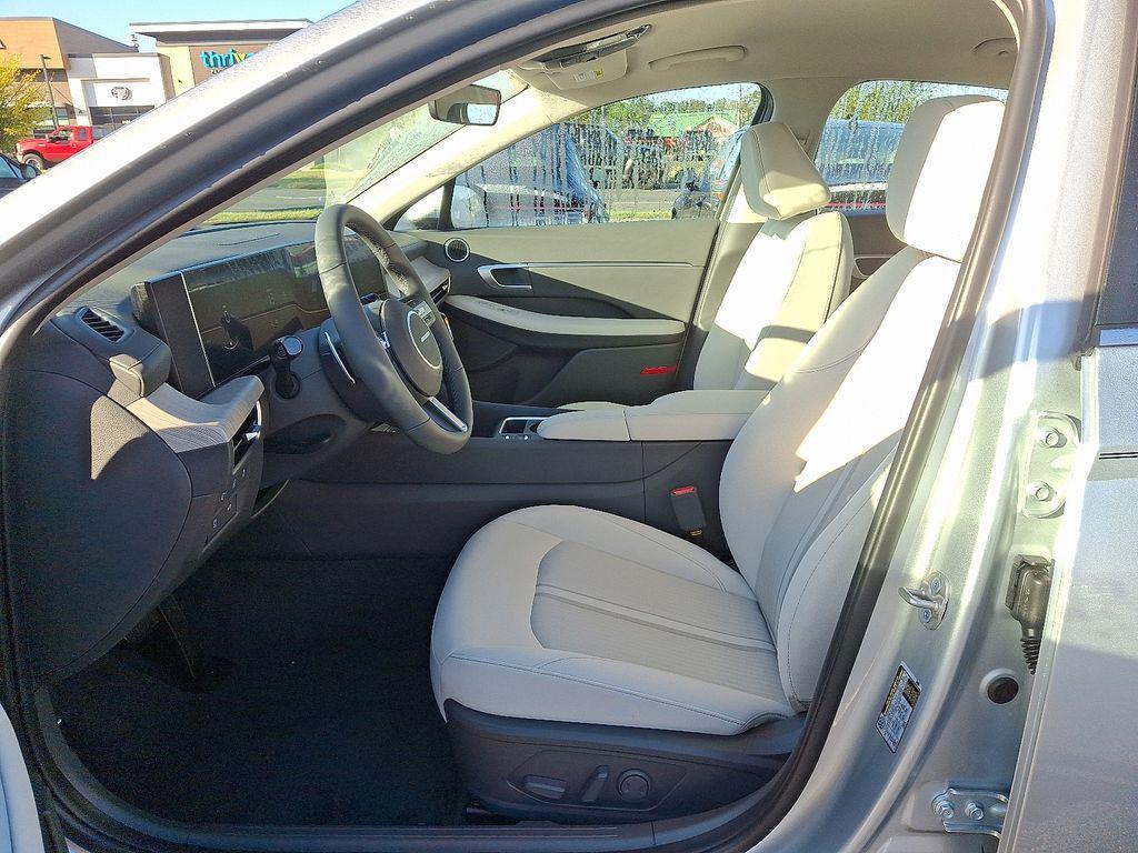 new 2025 Hyundai Sonata Hybrid car, priced at $33,105