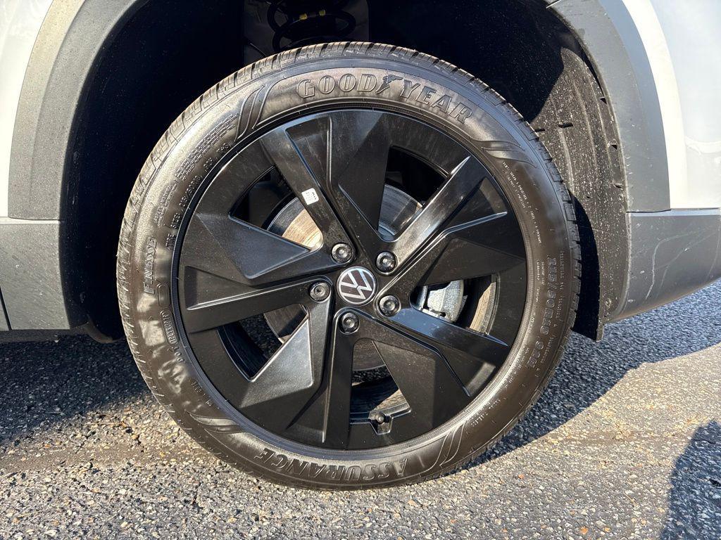 new 2026 Volkswagen Taos car, priced at $32,046