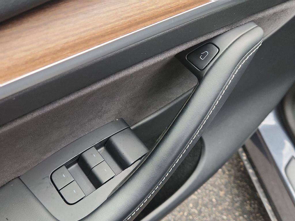 Tesla Model Y view 26