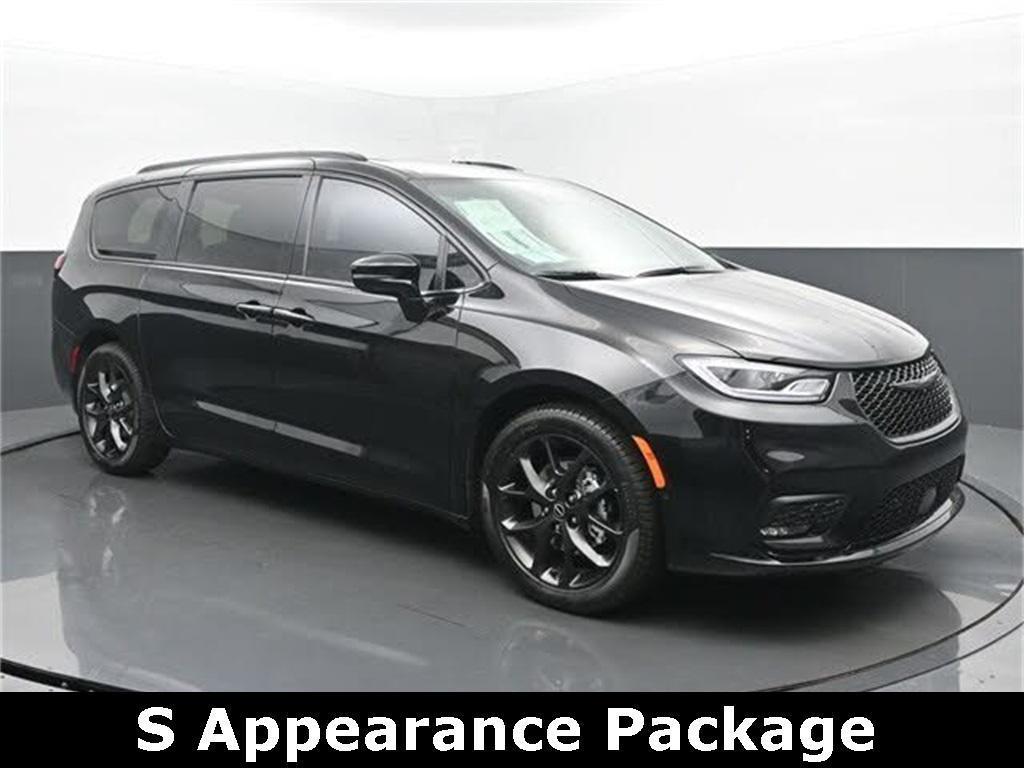 used 2025 Chrysler Pacifica car, priced at $35,888