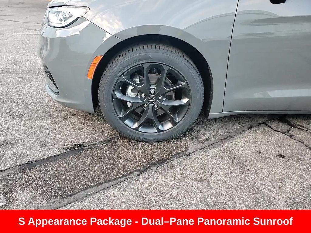 used 2025 Chrysler Pacifica car, priced at $38,995