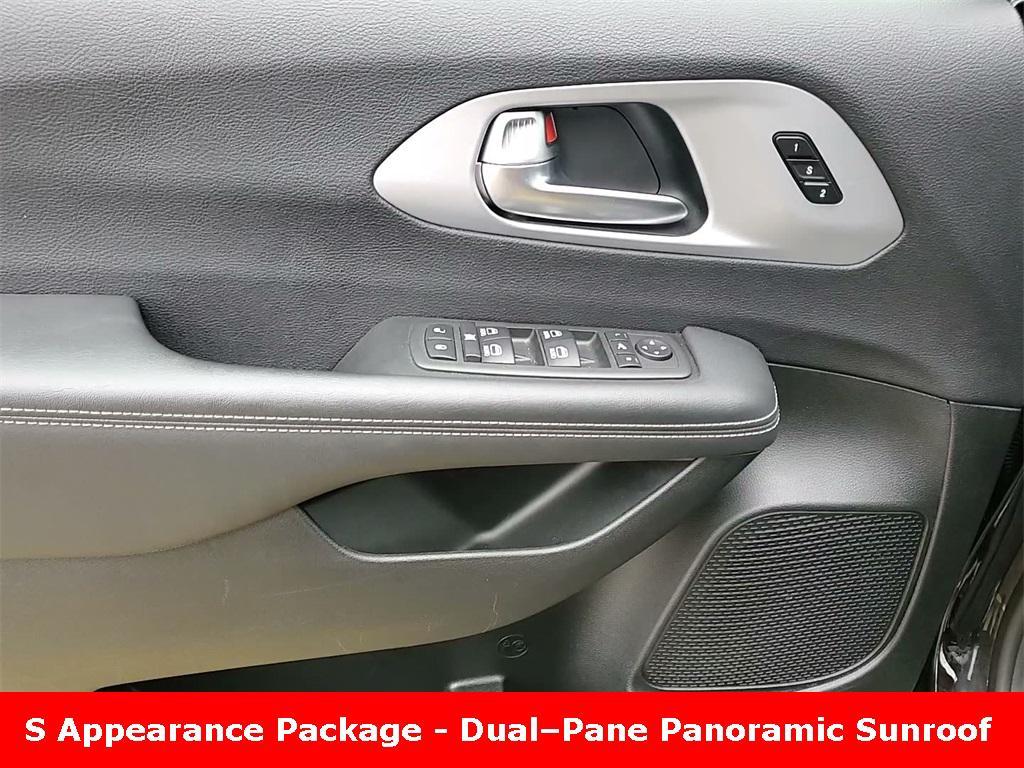 used 2025 Chrysler Pacifica car, priced at $33,357