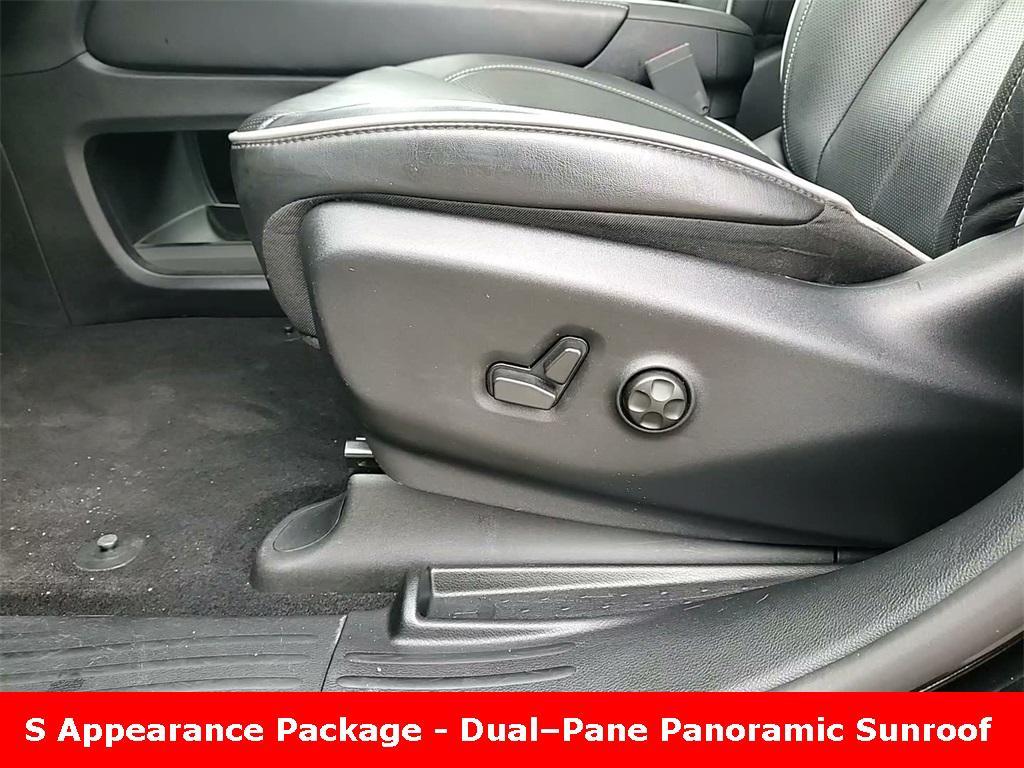 used 2025 Chrysler Pacifica car, priced at $33,357