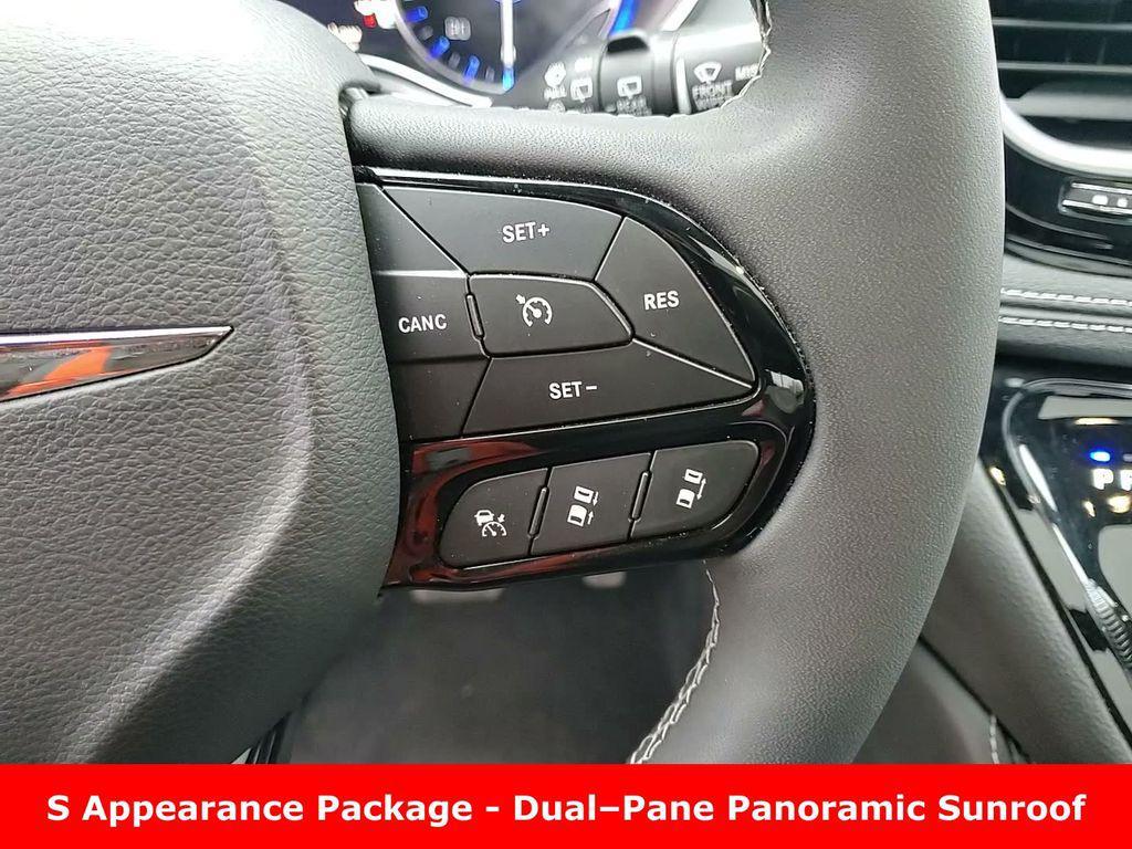 used 2025 Chrysler Pacifica car, priced at $33,348