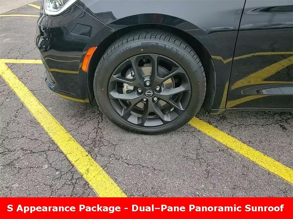 used 2025 Chrysler Pacifica car, priced at $33,357