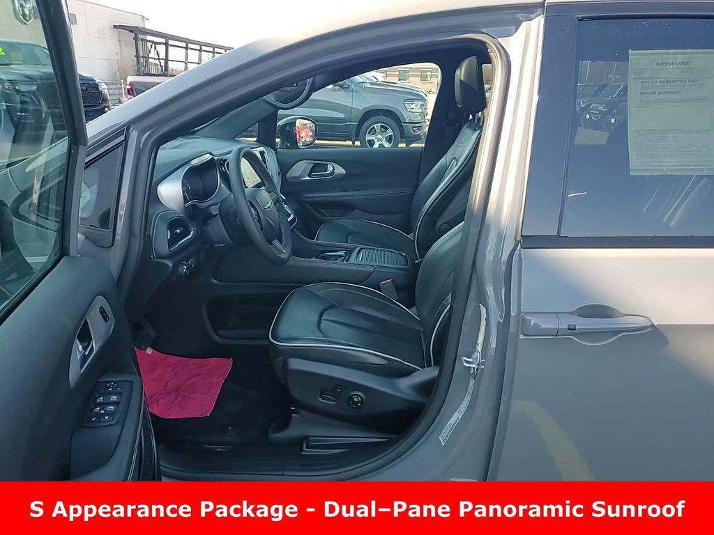 used 2025 Chrysler Pacifica car, priced at $34,274