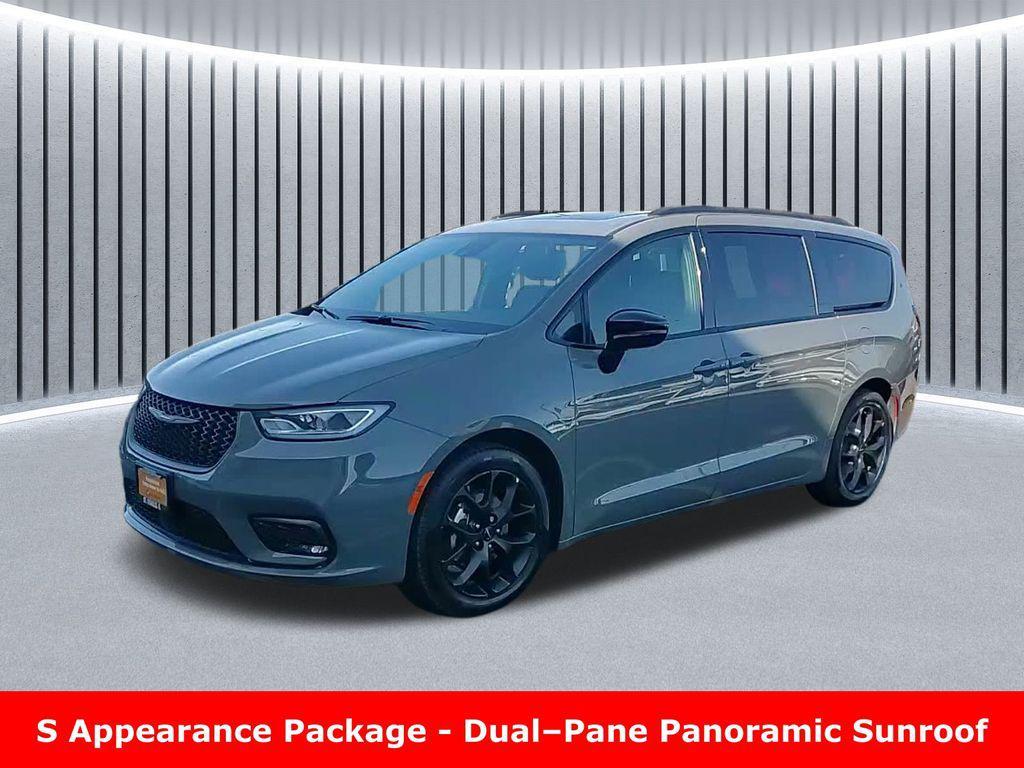 used 2025 Chrysler Pacifica car, priced at $34,274