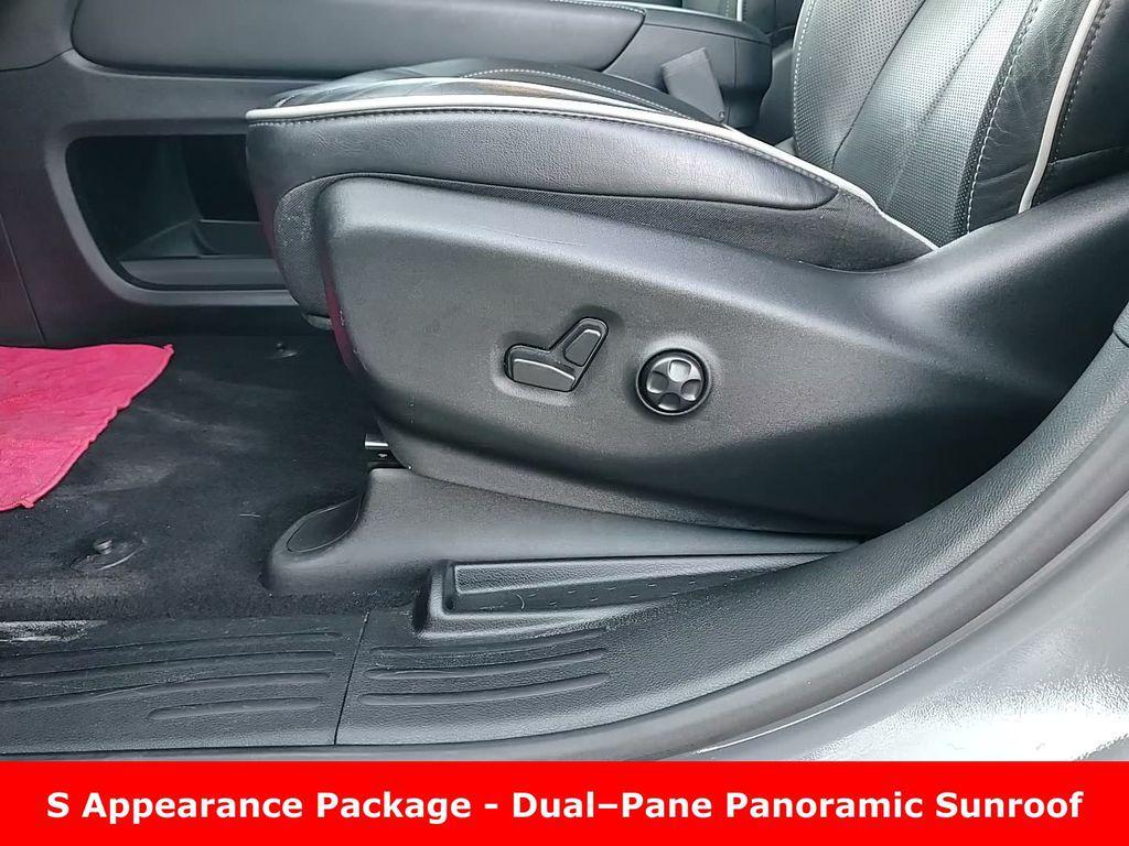 used 2025 Chrysler Pacifica car, priced at $34,274