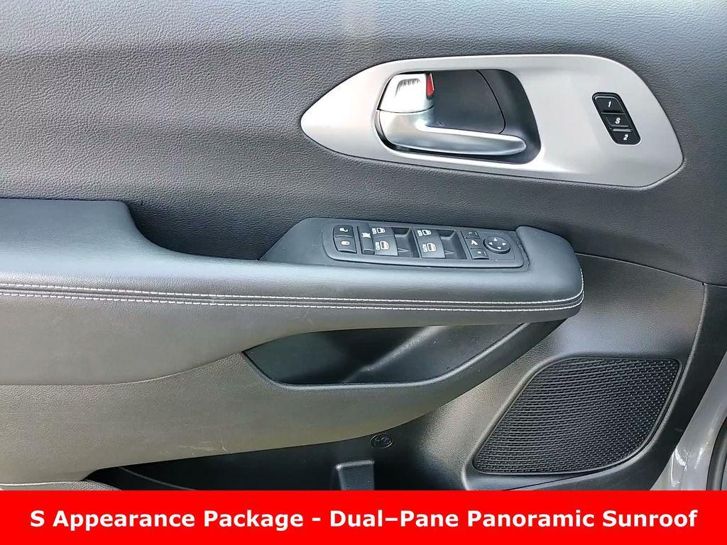 used 2025 Chrysler Pacifica car, priced at $34,274