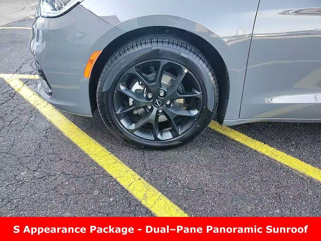 used 2025 Chrysler Pacifica car, priced at $34,274