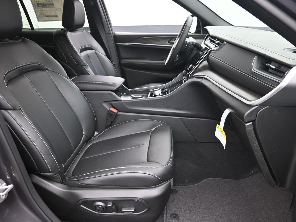 new 2025 Jeep Grand Cherokee car, priced at $45,175