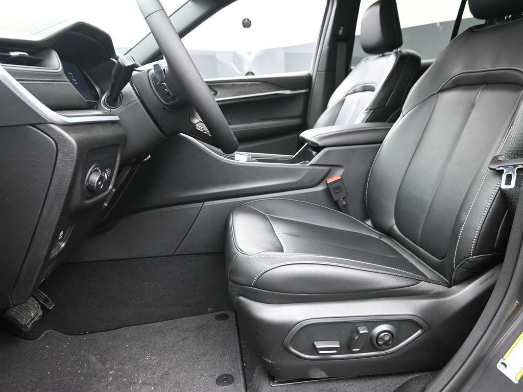 new 2025 Jeep Grand Cherokee car, priced at $45,175