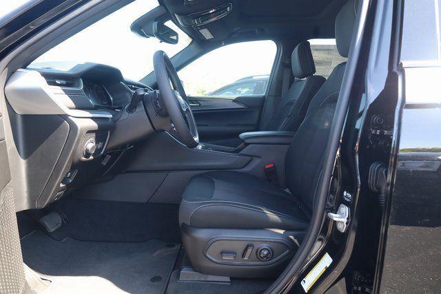 new 2025 Jeep Grand Cherokee car, priced at $40,027