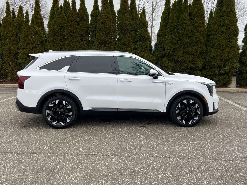used 2025 Kia Sorento car, priced at $35,433