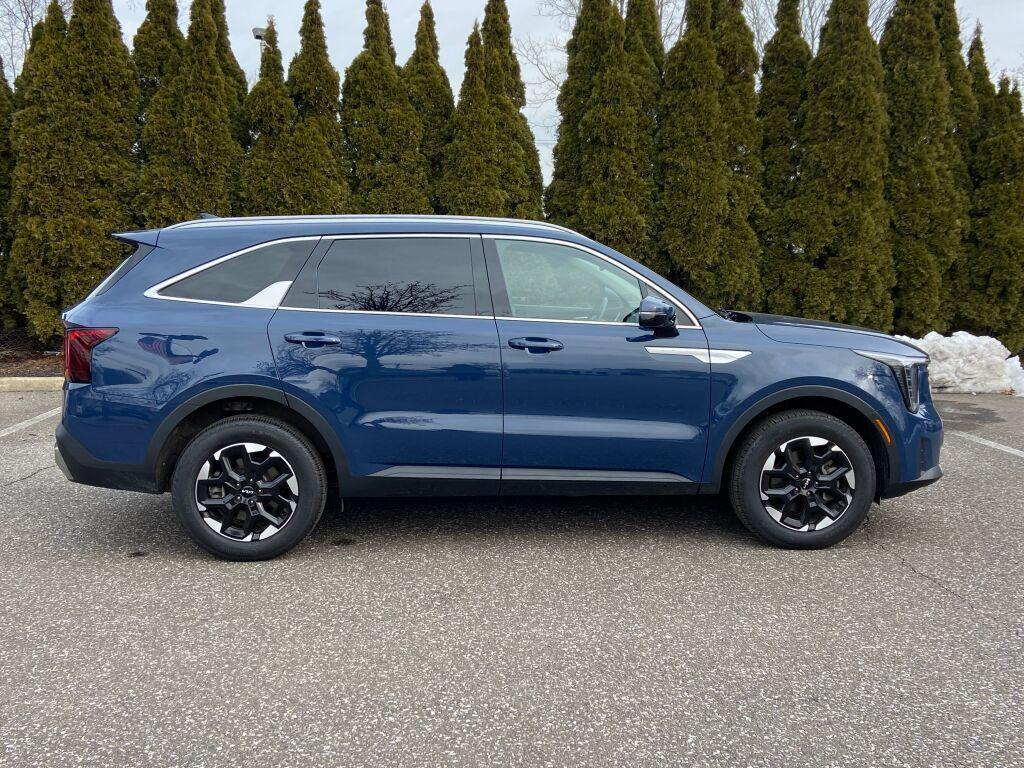 used 2025 Kia Sorento car, priced at $31,391