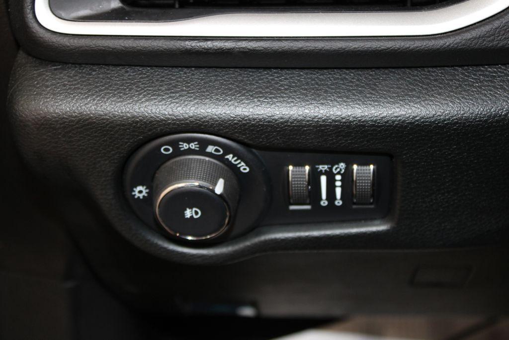 used 2025 Chrysler Pacifica car, priced at $30,128