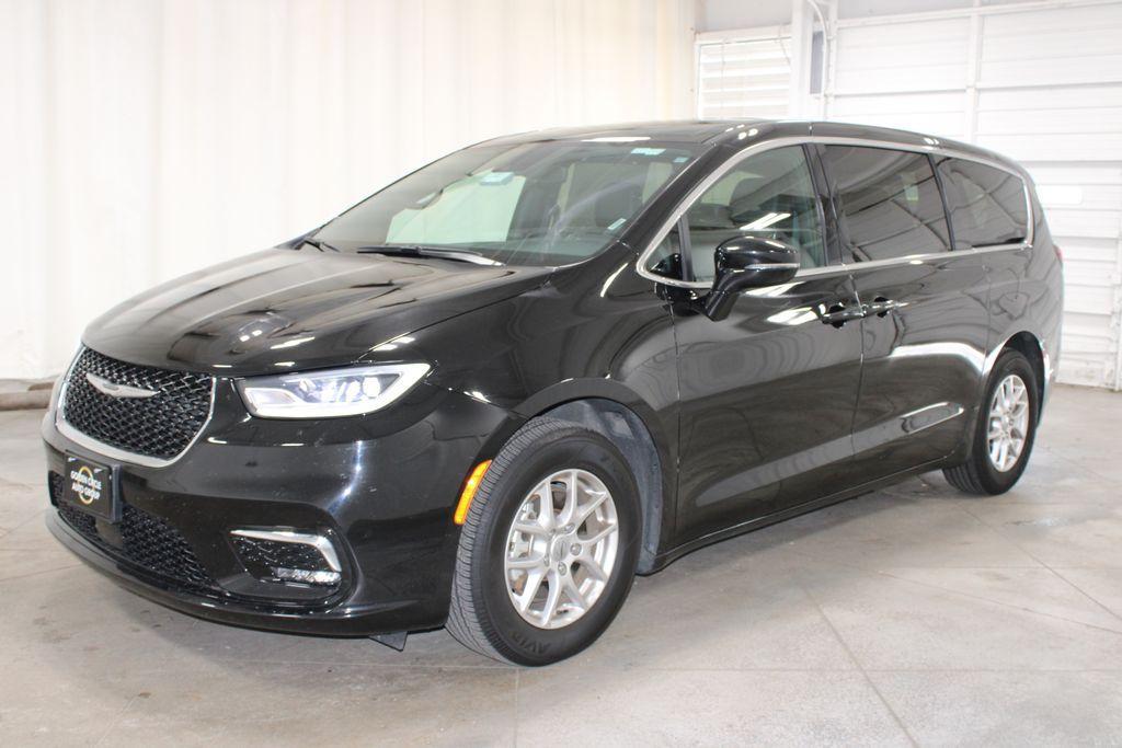 used 2025 Chrysler Pacifica car, priced at $30,128