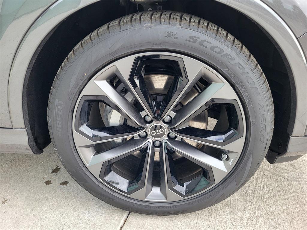 new 2026 Audi Q7 car, priced at $78,295