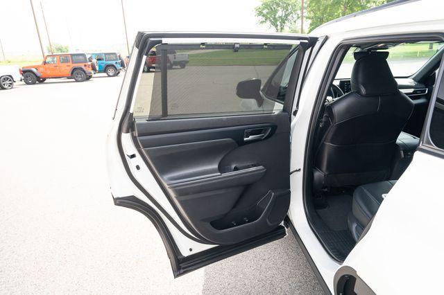 used 2021 Toyota Highlander car, priced at $28,500