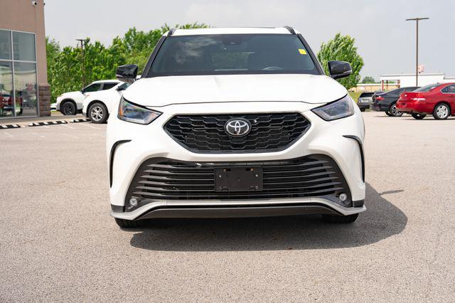 used 2021 Toyota Highlander car, priced at $28,500