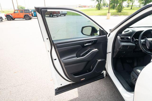 used 2021 Toyota Highlander car, priced at $28,500
