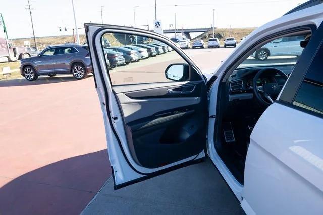 new 2026 Volkswagen Atlas car, priced at $48,500