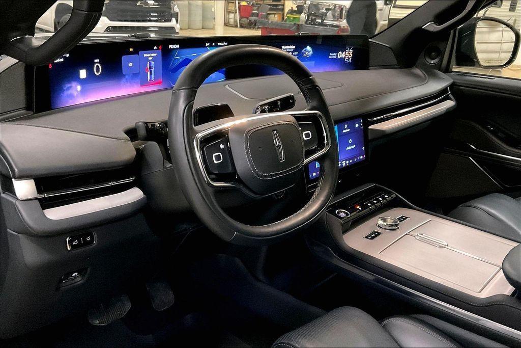used 2025 Lincoln Navigator L car, priced at $90,616